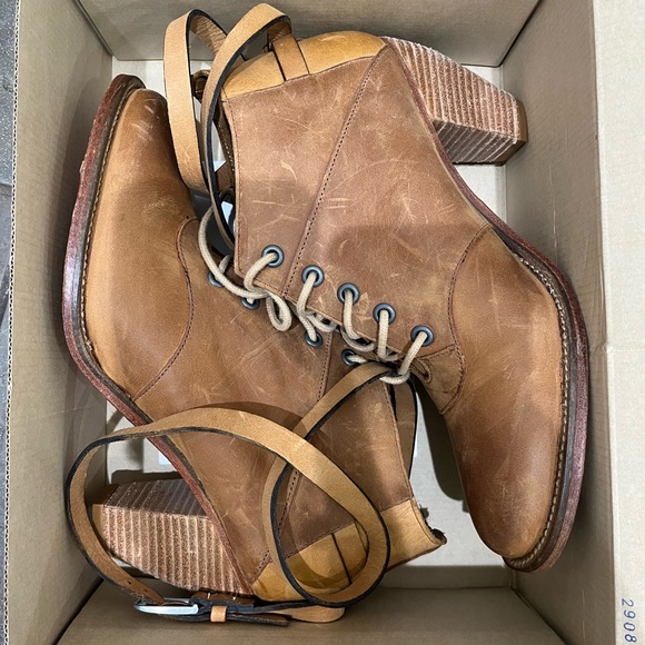 J shoes Carson leather booties. Size 8.5. Excellent used condition. - Picture 2 of 7